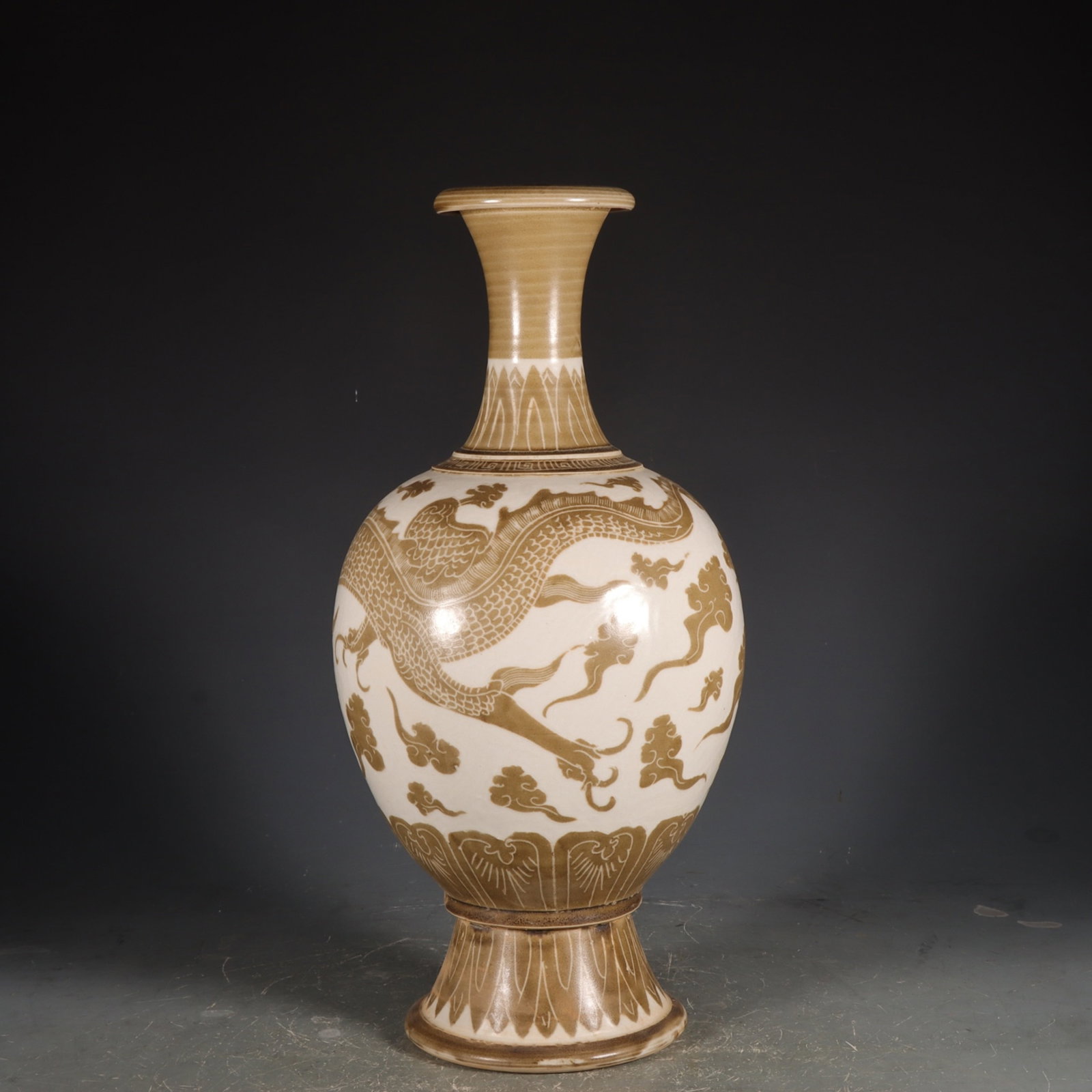 A Rare Ding yao Dragon Pattern Vase - 4