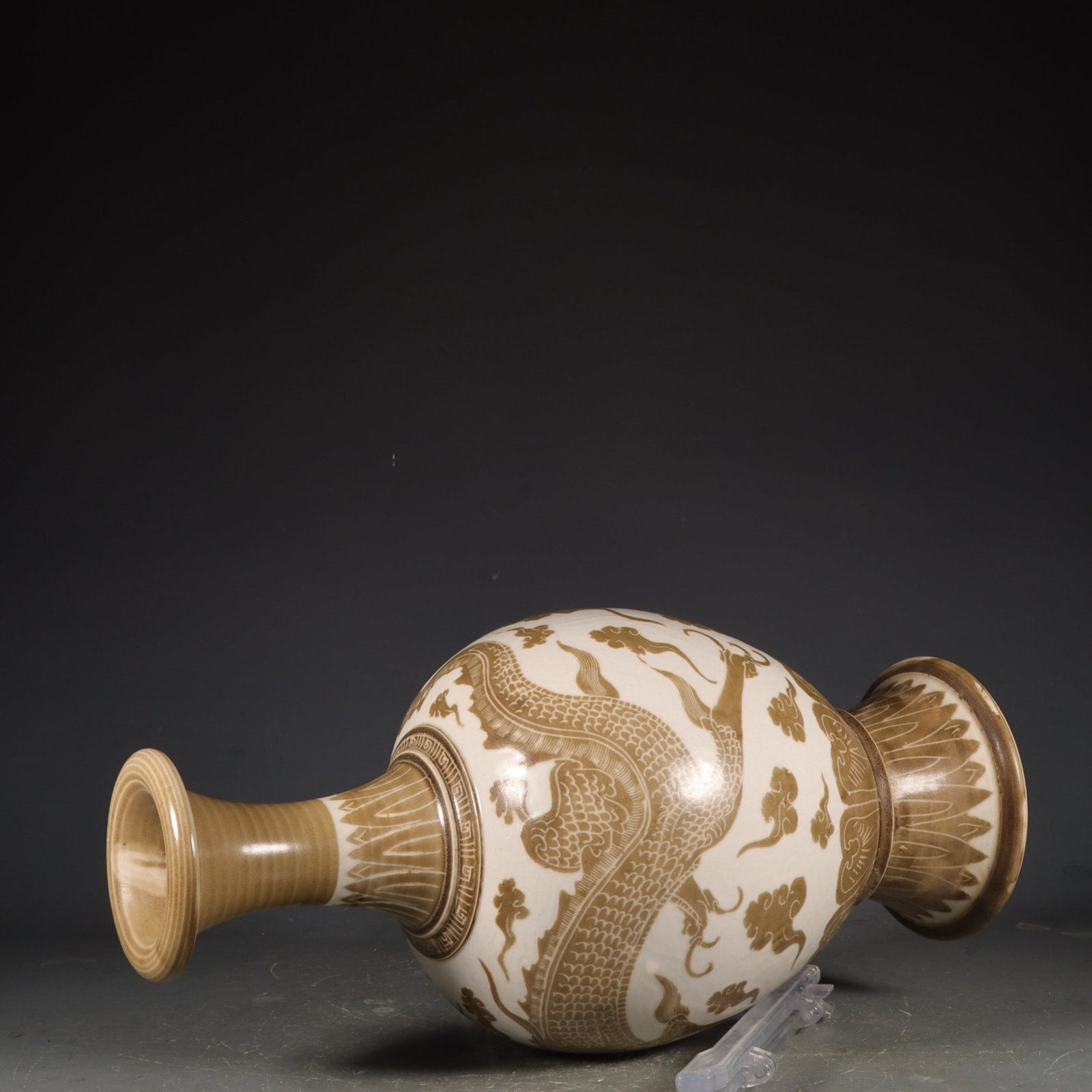 A Rare Ding yao Dragon Pattern Vase - 5