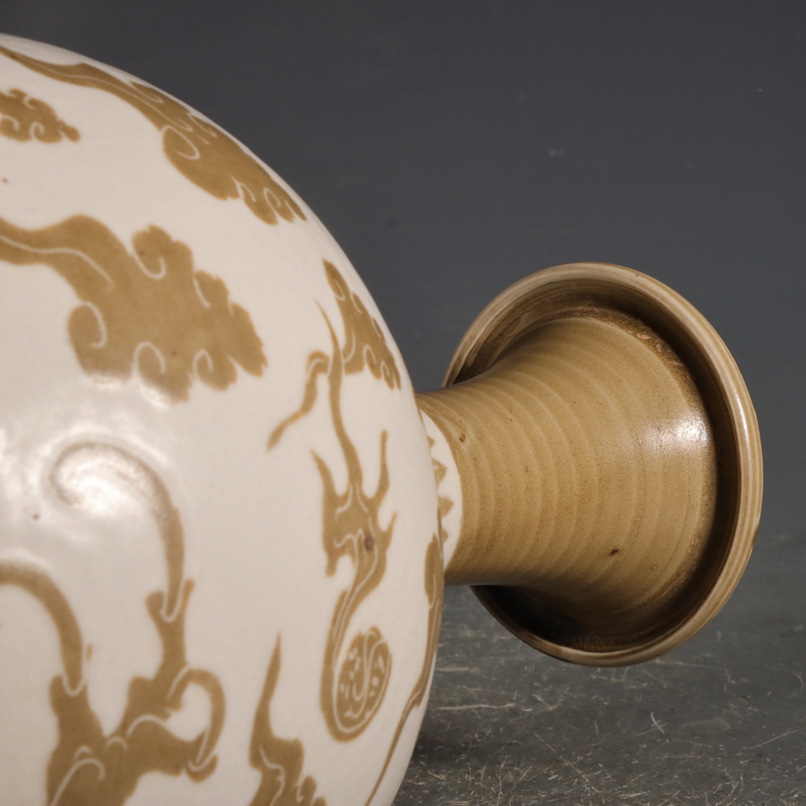 A Rare Ding yao Dragon Pattern Vase - 6