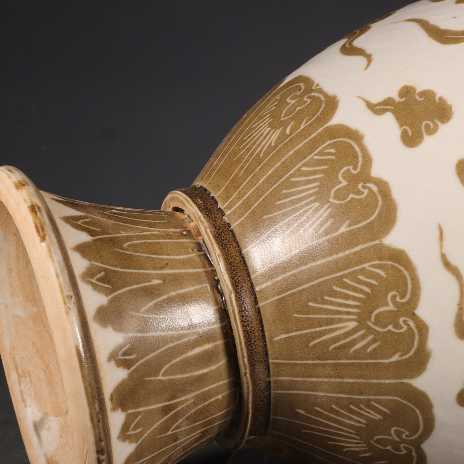 A Rare Ding yao Dragon Pattern Vase - 7