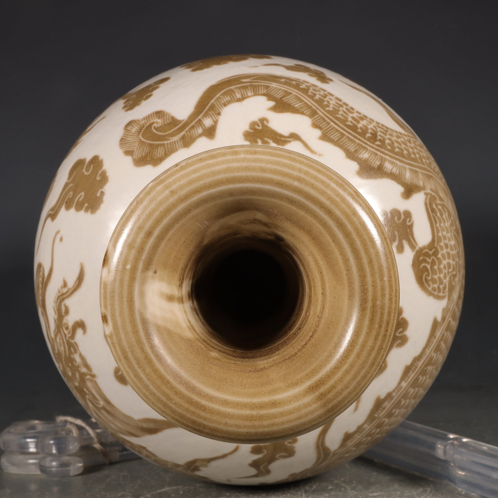 A Rare Ding yao Dragon Pattern Vase - 8