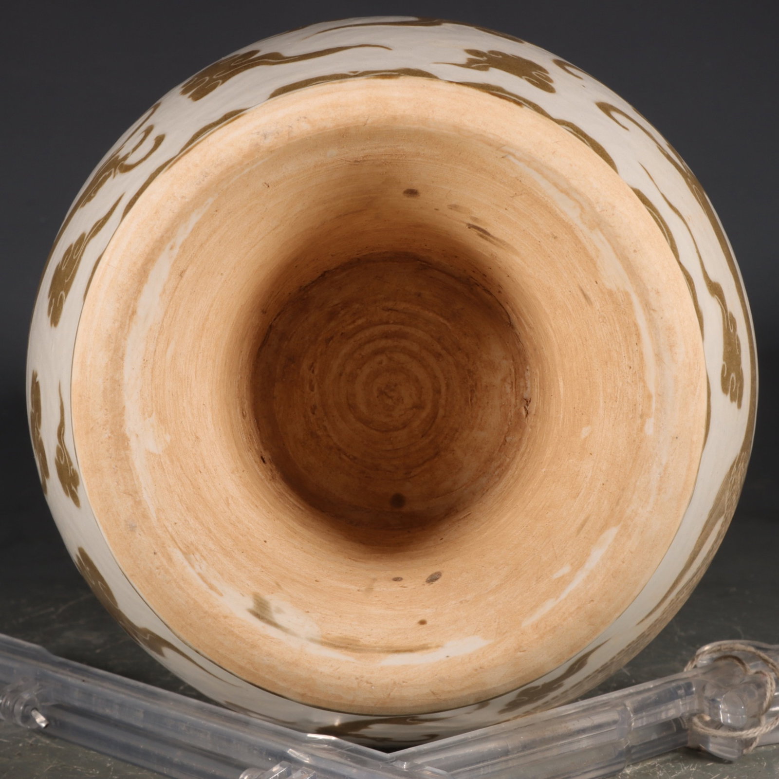 A Rare Ding yao Dragon Pattern Vase - 9