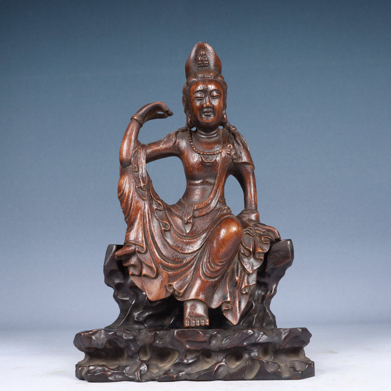 An Exquisite Redwood Statue of Avalokitesvara: An Exquisite Redwood Statue of Avalokitesvara,Qing Dynasty, China,Size:8.3inx3.9inx12.2in,Weight:1200g 沉香木观音像,中国清代