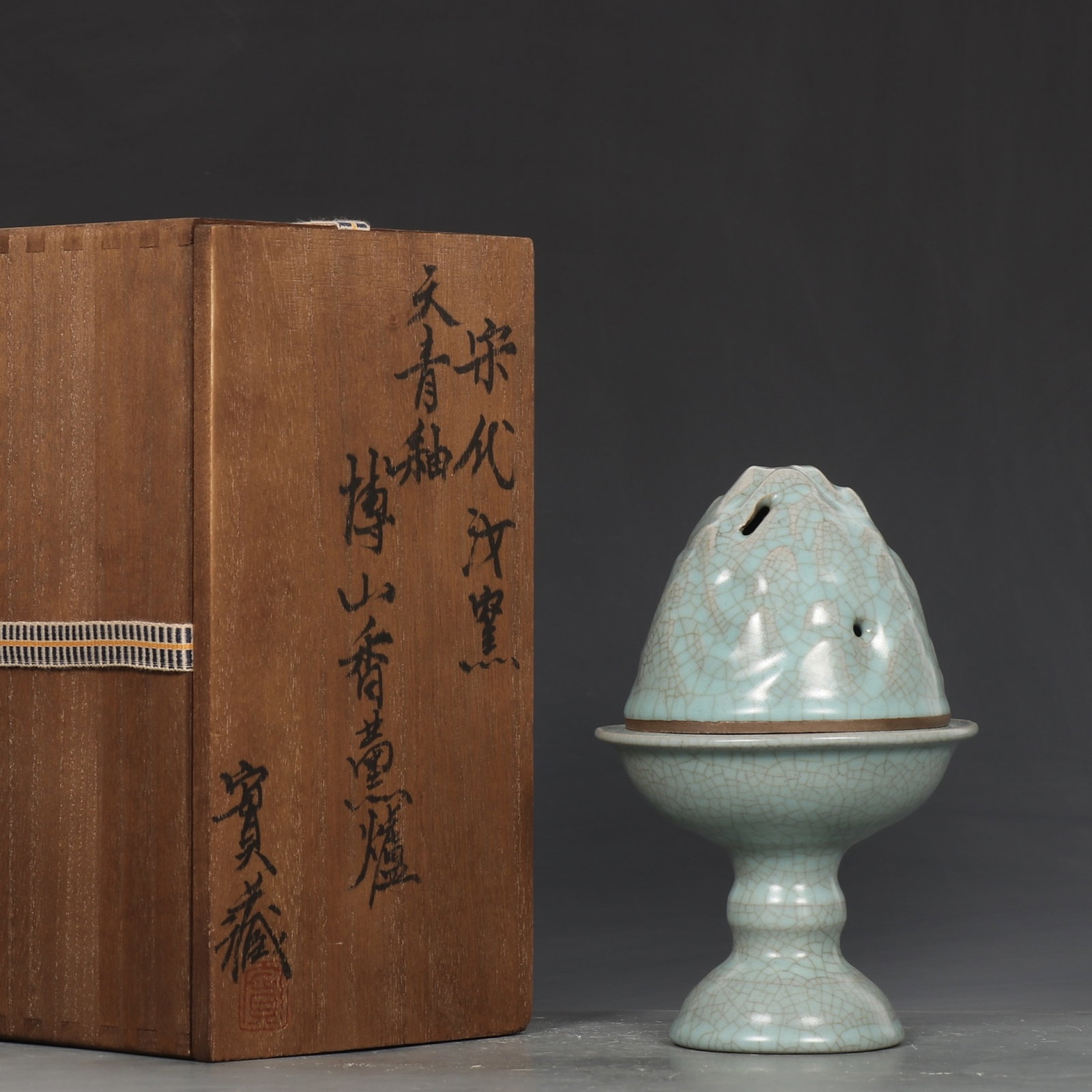 An Exquisite Ru yao Sky Blue Glazed Censer: An Exquisite Ru yao Sky Blue Glazed Censer,Song Dynasty,China,Size:7.1inx4.6in 汝窑天青釉香炉,中国宋代