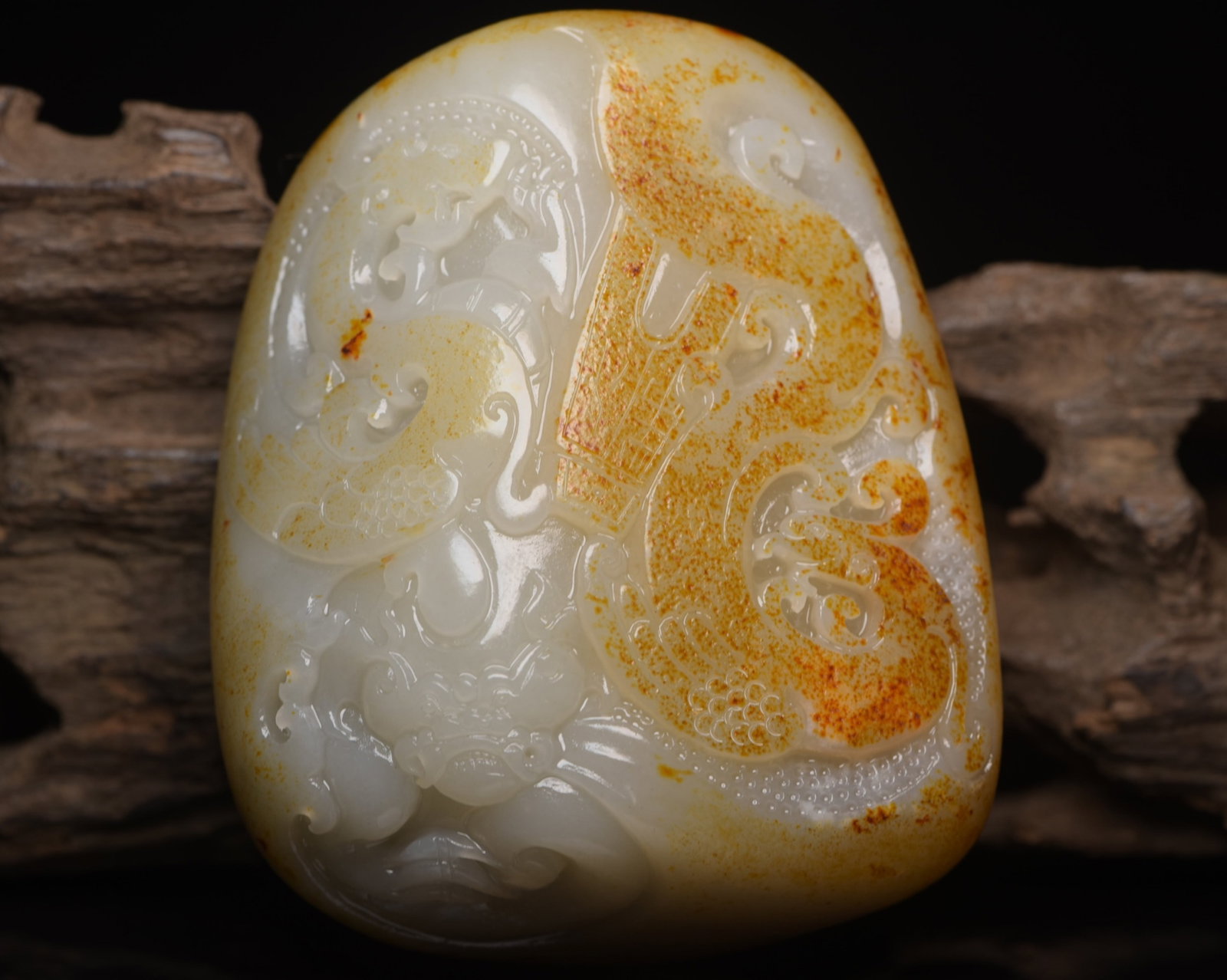 An Exquisite White Jade Dragon and Phoenix Pattern Ornament: An Exquisite White Jade Dragon and Phoenix Pattern Ornament,Qing Dynasty,China,Size:3.9inx3.1inx1.8in,Weight:556g
