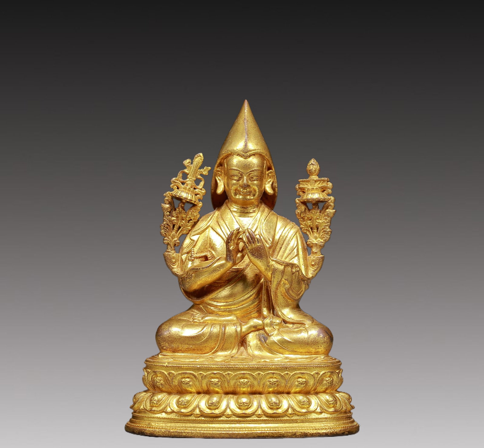 A Solemn Gilt Bronze Statue of Guru: A Solemn Gilt Bronze Statue of Guru,Ming Dynasty, China,Size:2.8inx2inx3.9in,Weight:290g 铜鎏金上师像，明代