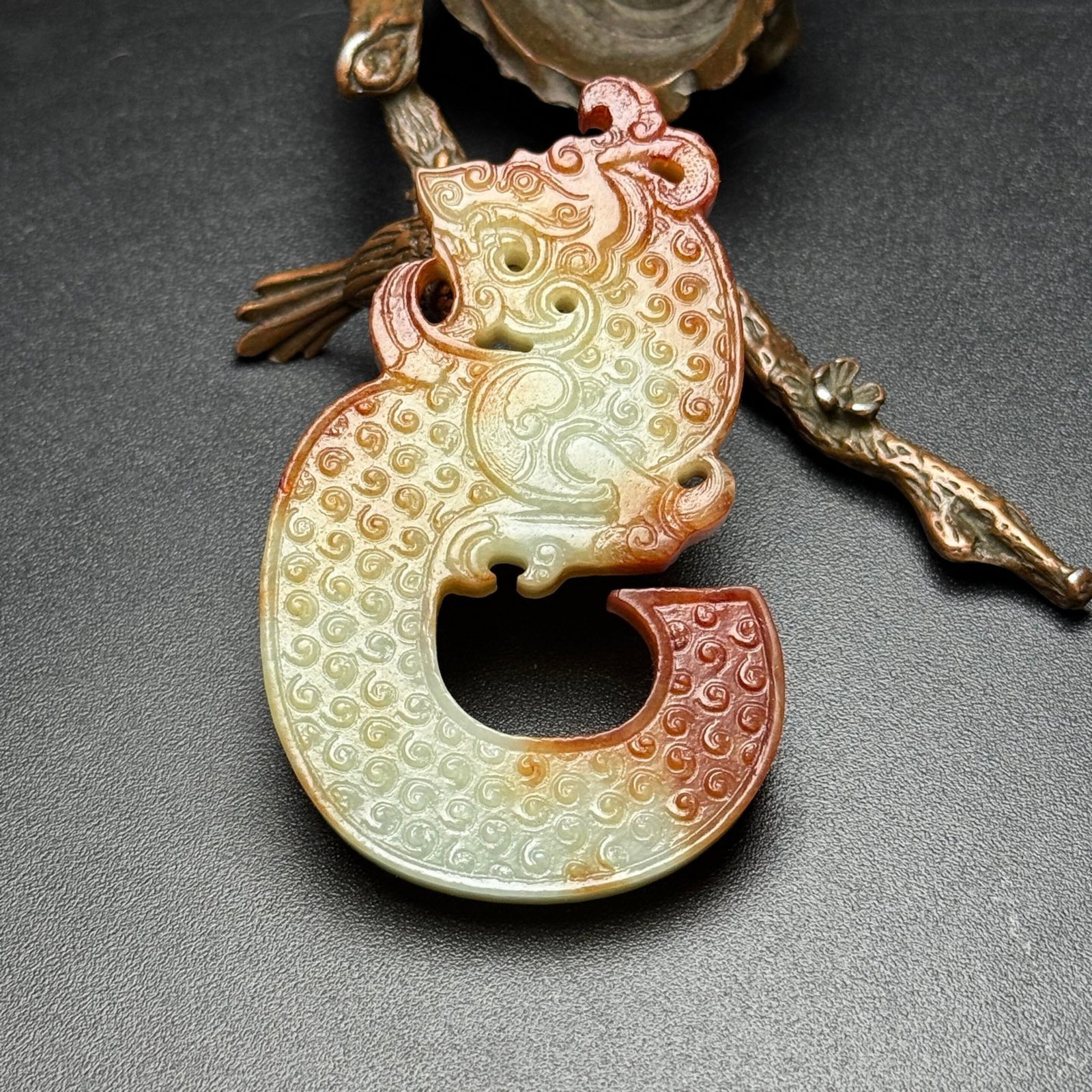 An Exquisite White Jade Dragon Pendant: An Exquisite White Jade Dragon Pendant,Qing Dynasty,China,Size:3inx1.8inx0.3in,Weight:39g 白玉龙挂件,中国清代