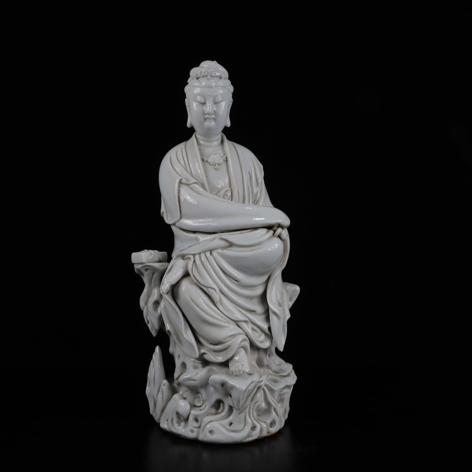 An Exquisite Blance-De-Chine Statue of Avalokitesvara: An Exquisite Blance-De-Chine Statue of Avalokitesvara,Qing Dynasty,China,Size:7.1inx5.1inx15.7in,Weight:3400g 德化瓷观音像,中国清代