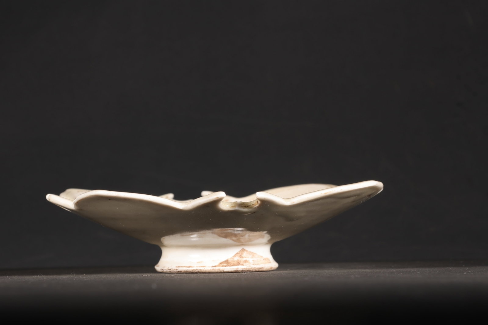 An Exquisite Ding yao White Glazed Crane Pattern Plate - 4