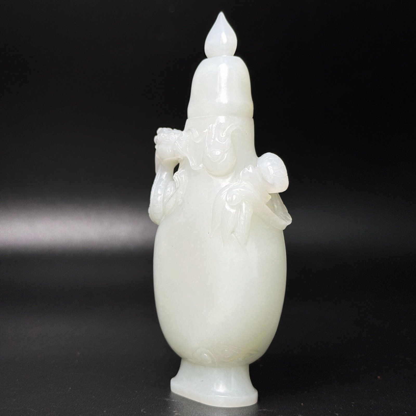 An Exquisite White Jade Dragon Pattern Bottle - 2