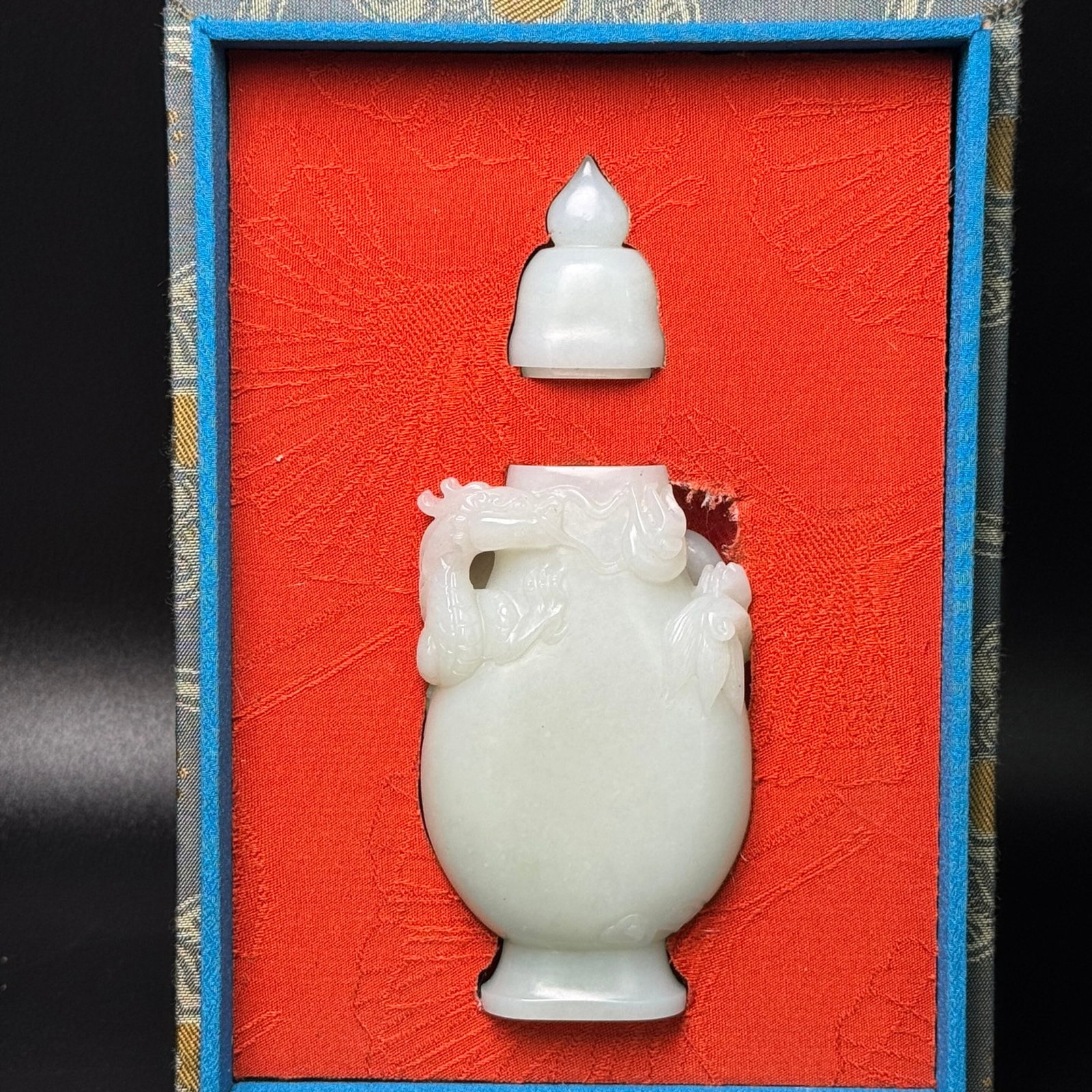 An Exquisite White Jade Dragon Pattern Bottle - 7