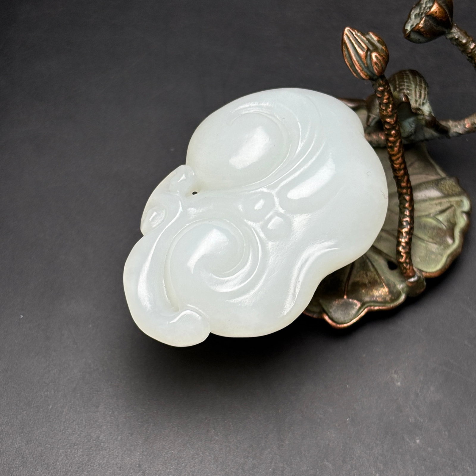 An Exquisite White Jade Ganoderma Lucidum Pendant: An Exquisite White Jade Ganoderma Lucidum Pendant,Qing Dynasty,China,Size:1.5inx2.2inx0.7in,Weight:54g 白玉灵芝挂件,中国清代