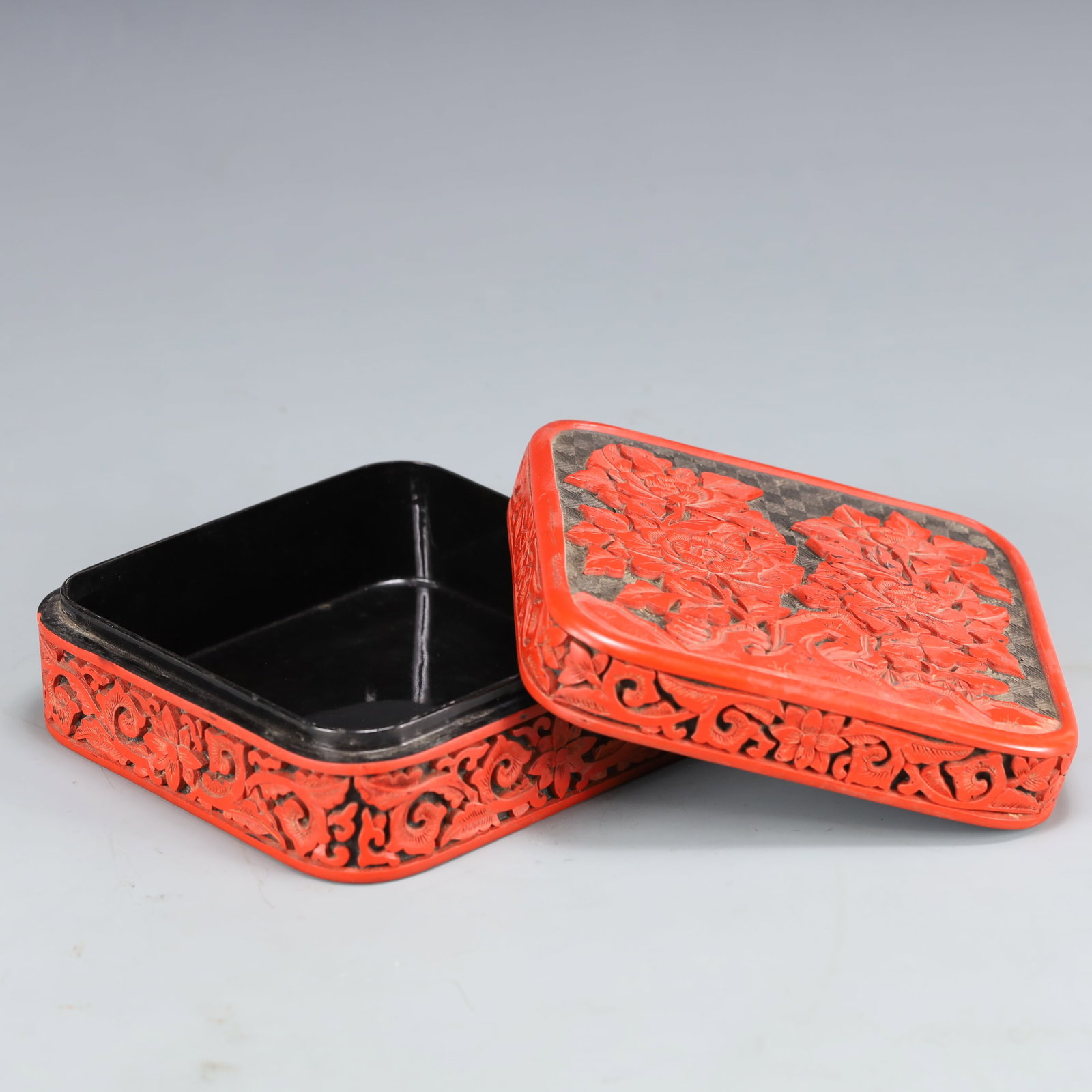 An Exquisite Carved Red Lacquer Flower Pattern Box - 6