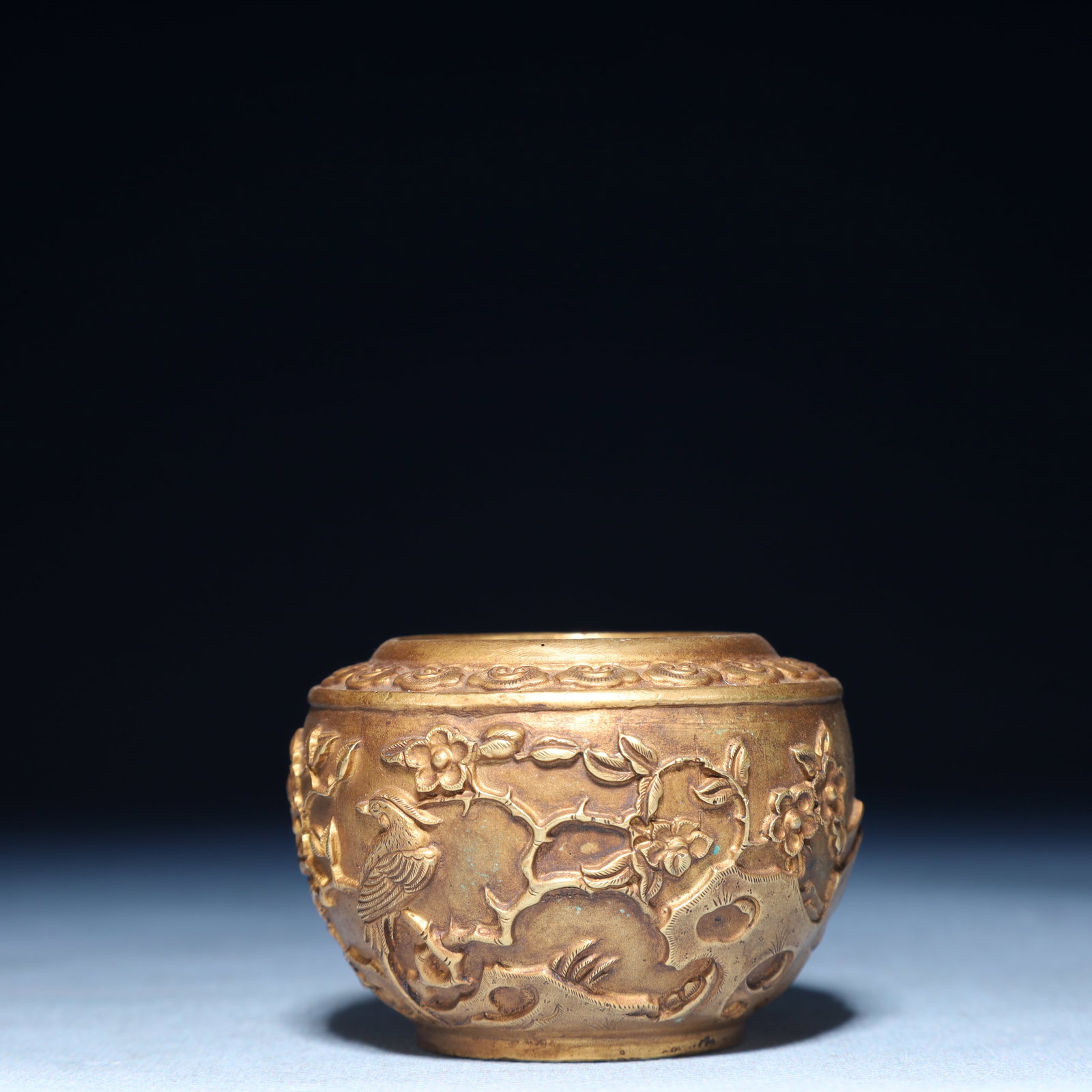 An Exquisite Gilt Bronze Flower and Bird Pattern Jar: An Exquisite Gilt Bronze Flower and Bird Pattern Jar,Qing Dynasty,China,Size:2.4inx1.6in,Weight:200g 铜鎏金花鸟纹罐,中国清代