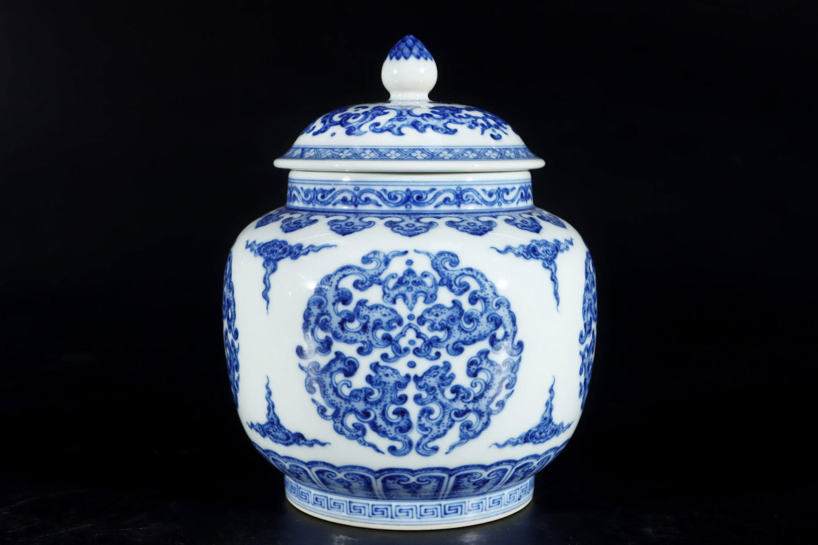 An Exquisite Blue and White Chi-Dragon Pattern Tea Caddy: An Exquisite Blue and White Chi-Dragon Pattern Tea Caddy,Qing Dynasty,China,Qianlong Six-character Mark,Size:7.9inx5.9in
