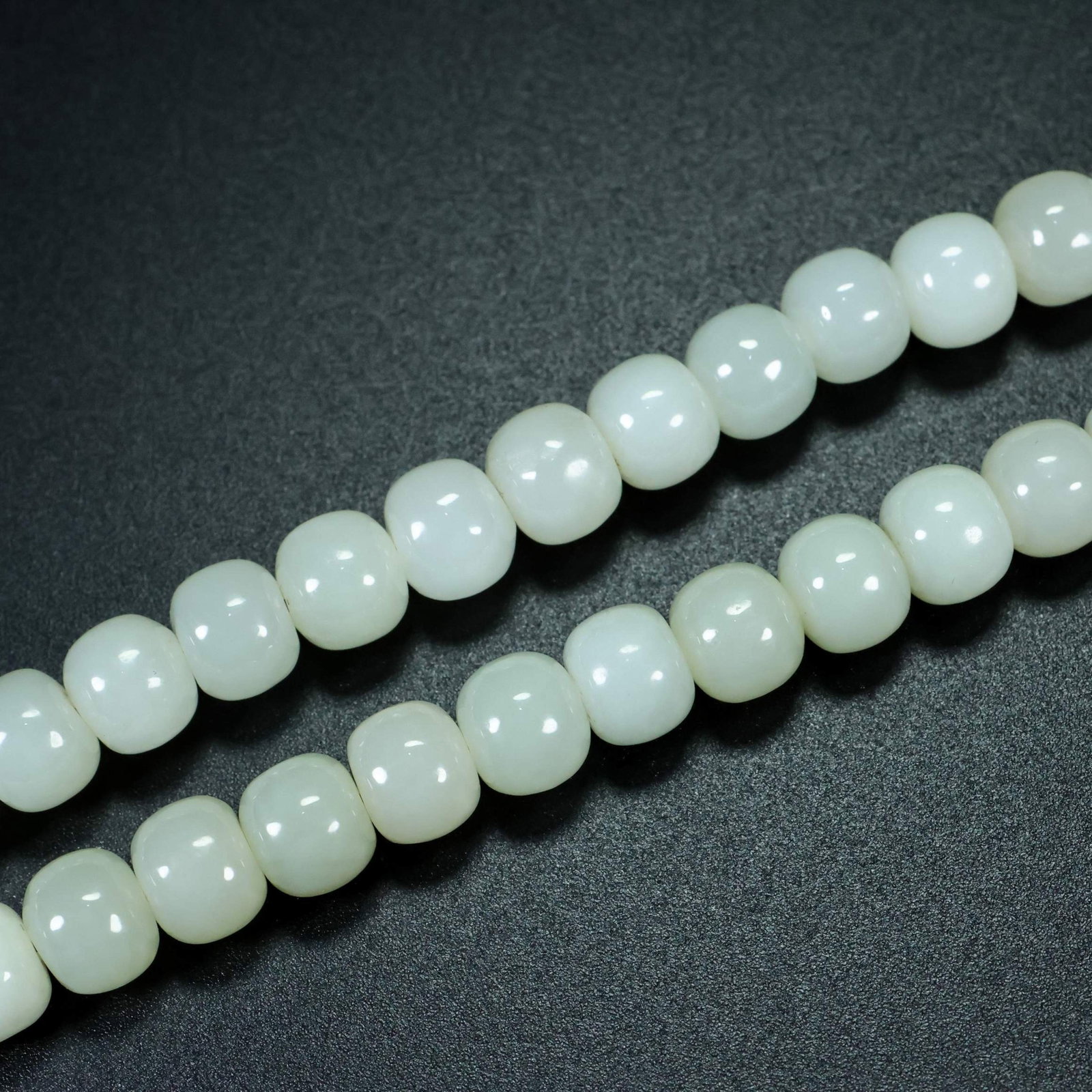 An Exquisite White Jade Landscape Pattern Pendant - 4