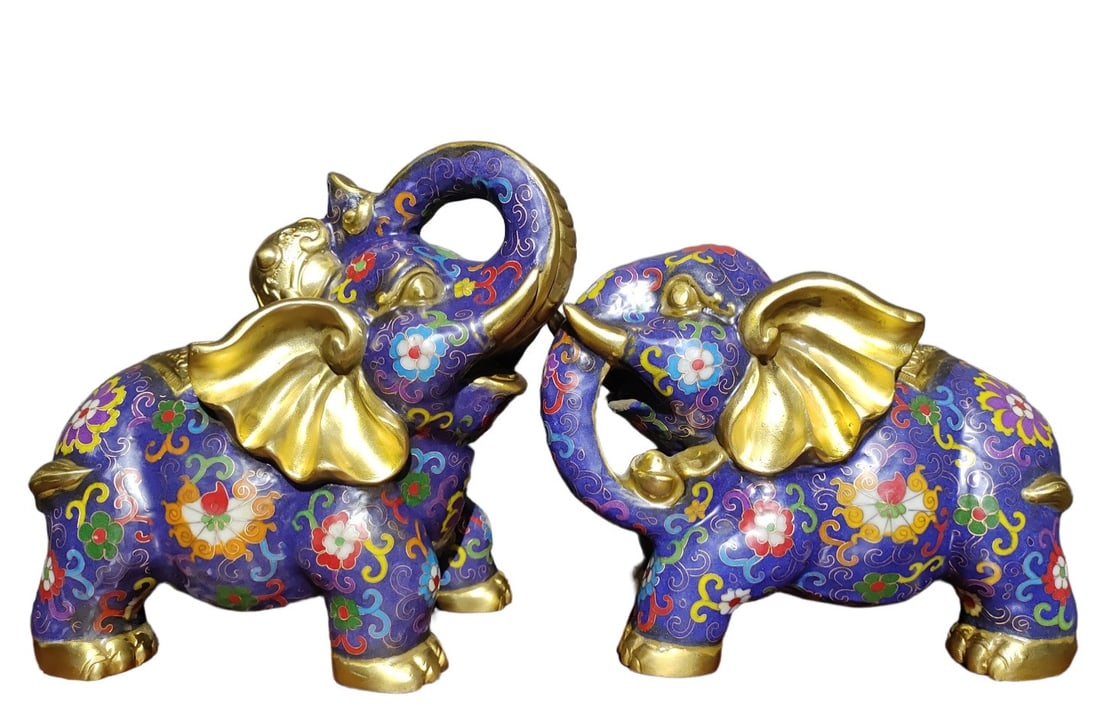 A Pair of Exquisite Gilt Bronze Cloisonne Lotus Pattern Elephant Ornaments: A Pair of Exquisite Gilt Bronze Cloisonne Lotus Pattern Elephant Ornaments,Qing Dynasty,China,Size:9.4inx9.8inx5.5in,Weight:7000g 一对铜鎏金景泰蓝ಶ