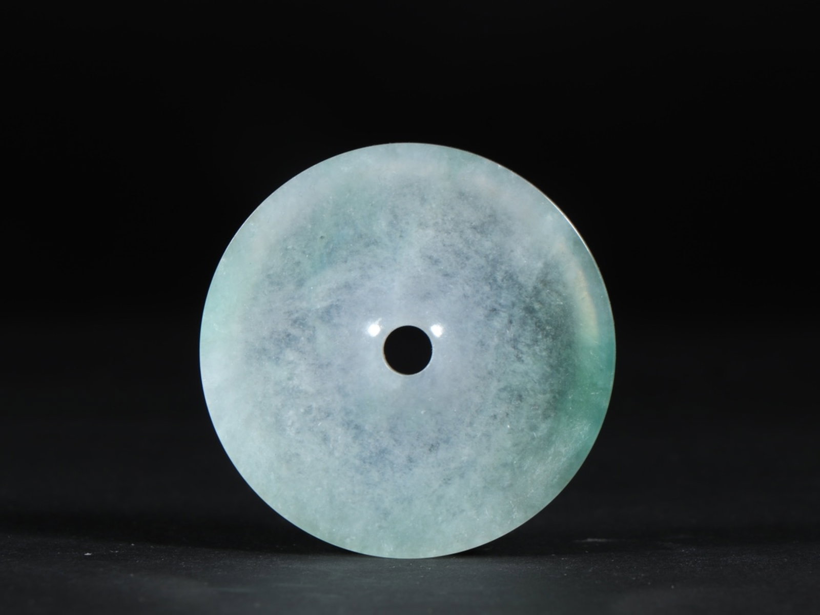 An Exquisite Jadeite Pendant: An Exquisite Jadeite Pendant,Qing Dynasty,China,Size:2inx0.2in,Weight:22g 翡翠挂件,中国清代