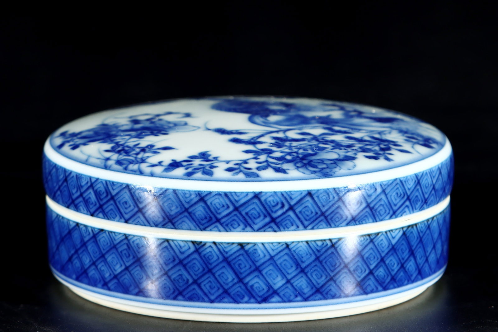 An Exquisite Blue and White Flower and Bird Pattern Box: An Exquisite Blue and White Flower and Bird Pattern Box,the Republic of China,With Mark,Size:1.2inx3.2in 青花花鸟纹盒中国民国时期