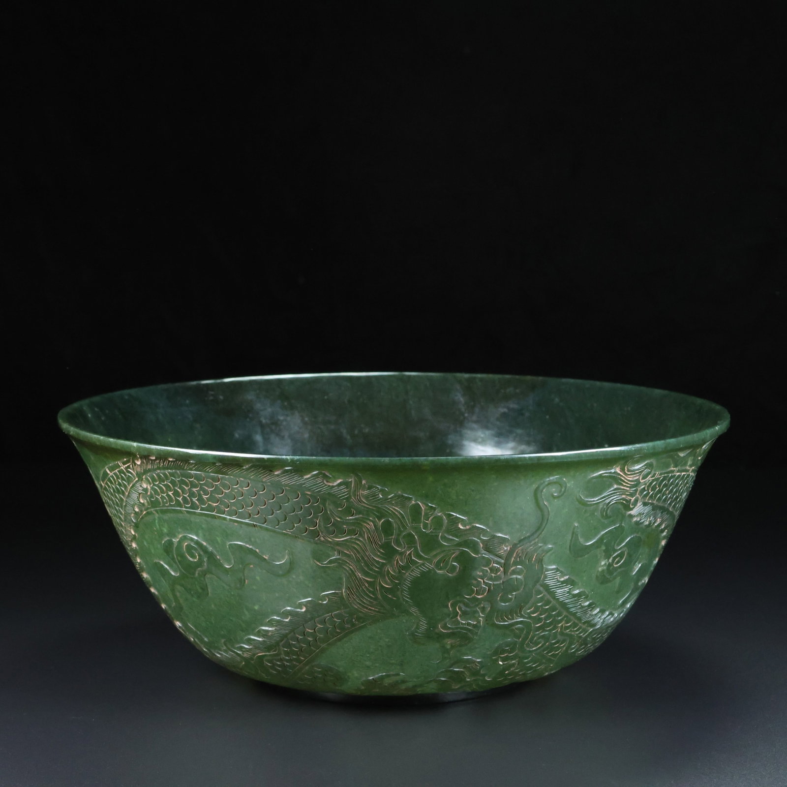 An Exquisite Jasper Auspicious Cloud and Dragon Pattern Bowl: An Exquisite Jasper Auspicious Cloud and Dragon Pattern Bowl,Qing Dynasty,China,Qianlong Four-character Mark,Size:9.3inx3.9in,Weight:475g 碧玉祥云龙纹碗,È