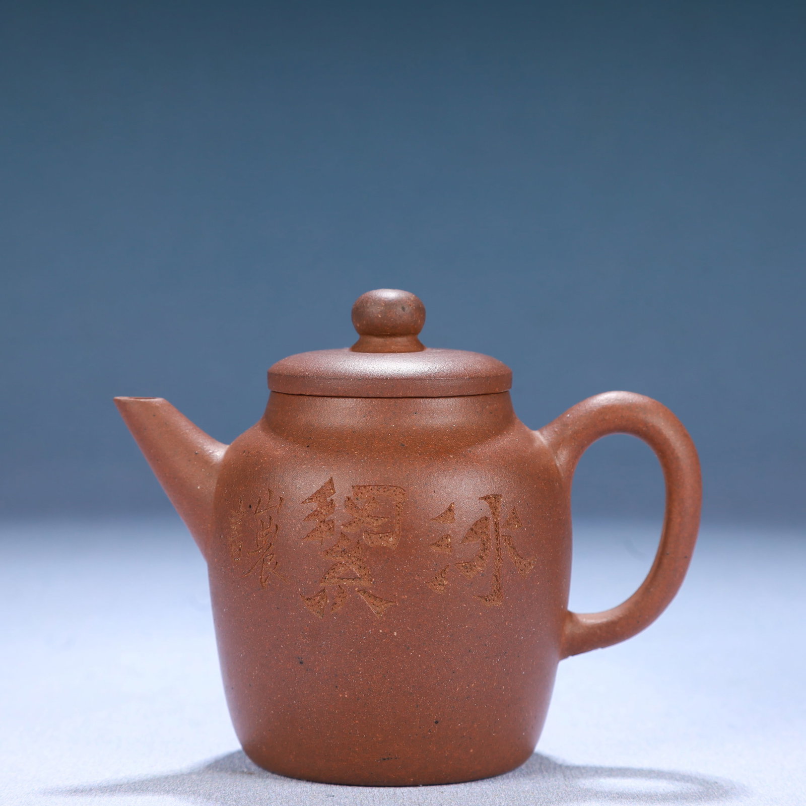 An Exquisite Purple Sands Teapot: An Exquisite Purple Sands Teapot,Qing Dynasty, China,With Mark,Size:4.1inx2.4inx3.1in,Weight:130g 紫砂茶壶,中国清代,带款