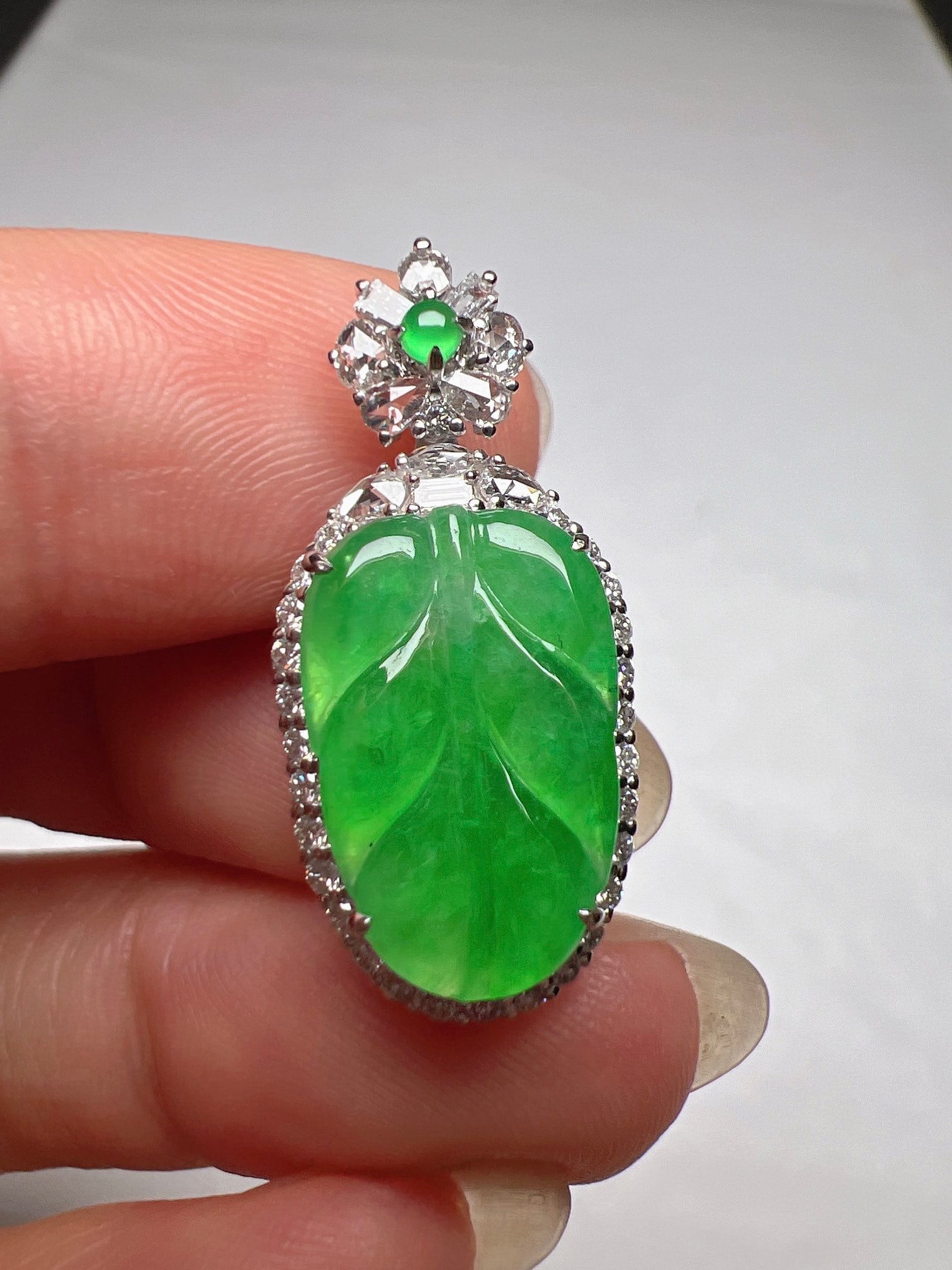 An Exquisite 18k Gold Diamond Inlaid Jadeite Pendant: An Exquisite 18k Gold Diamond Inlaid Jadeite Pendant,Size(Loose Stone):0.6inx0.4in 18k金钻镶嵌翡翠吊坠