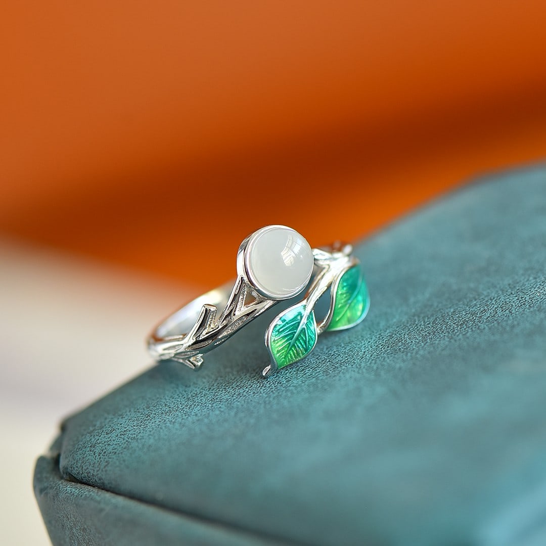 An Exquisite Sterling Silver Inlaid White Jade Ring: An Exquisite Sterling Silver Inlaid White Jade Ring,Size:0.2inx0.2in 纯银镶白玉戒指