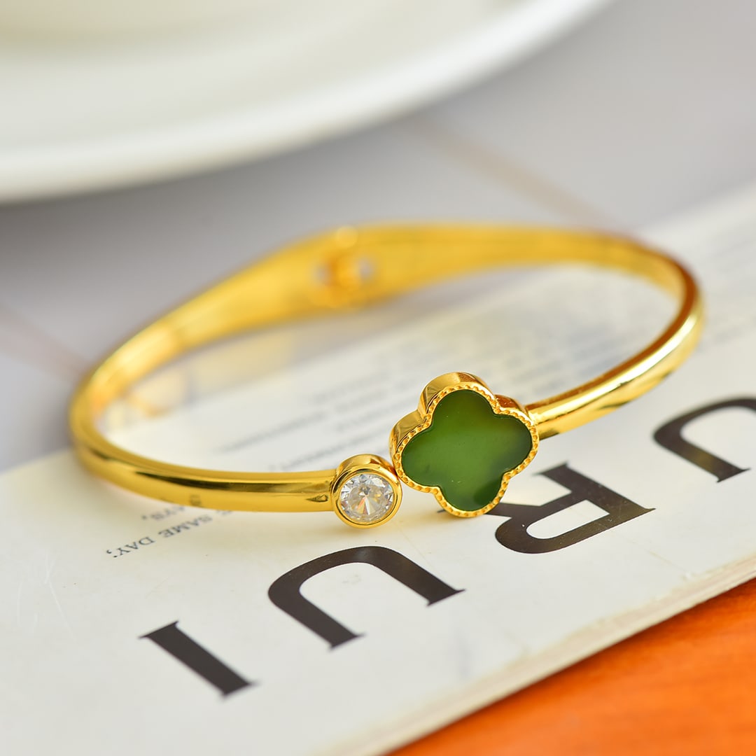 An Exquisite Sterling Silver-Gold Plated Inlaid Jasper Bracelet,Inlaid Diamond: An Exquisite Sterling Silver-Gold Plated Inlaid Jasper Bracelet,Inlaid Diamond,Size:0.5inx0.5in 纯银镀金镶碧玉手镯,嵌钻石