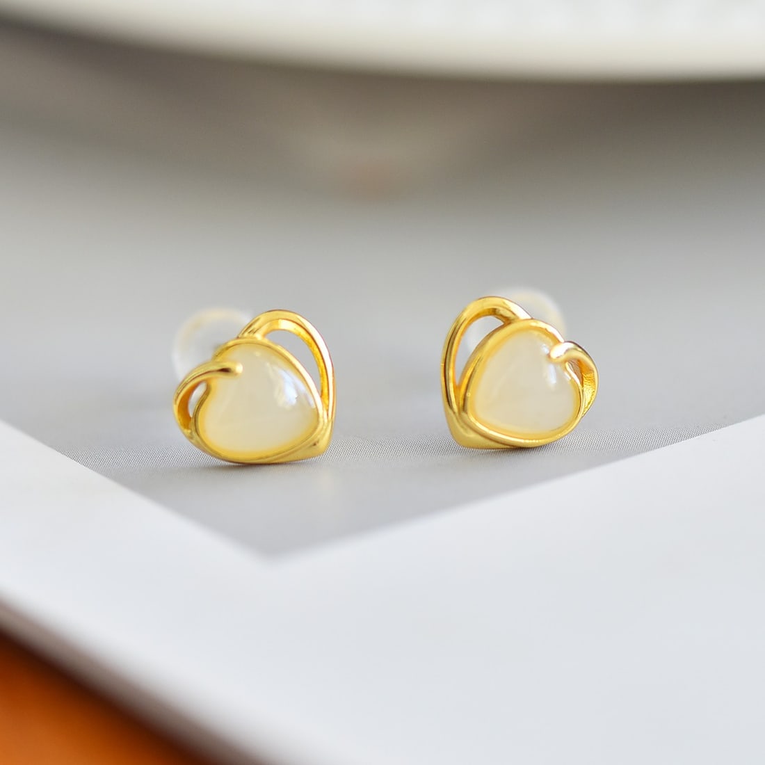 A Pair of Exquisite Sterling Silver-Gold Plated Inlaid White Jade Earrings: A Pair of Exquisite Sterling Silver-Gold Plated Inlaid White Jade Earrings,Size:0.2inx0.2in 一对纯银镀金镶白玉耳钉