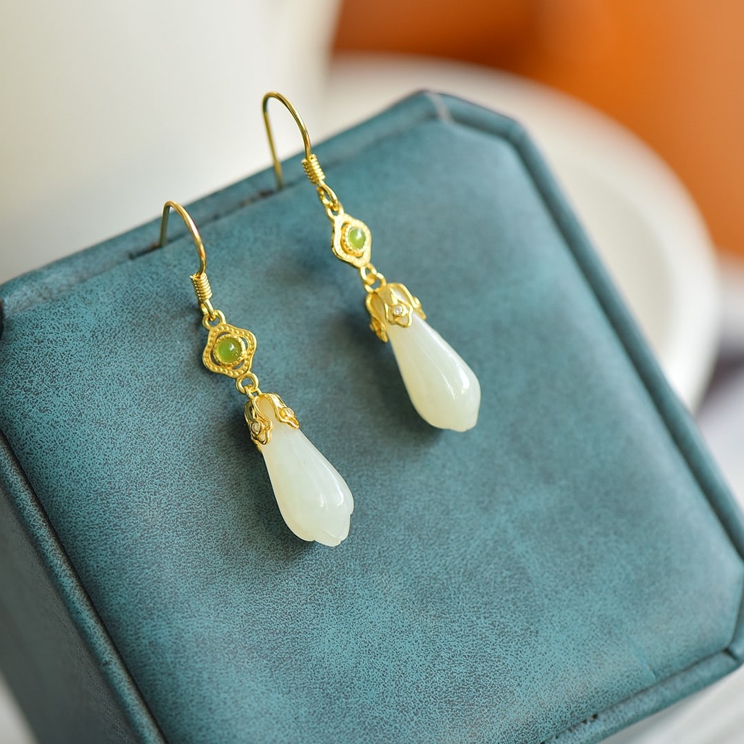 A Pair of Exquisite Sterling Silver-Gold Plated Inlaid White Jade Earrings: A Pair of Exquisite Sterling Silver-Gold Plated Inlaid White Jade Earrings,Size:0.3inx0.7in 一对纯银镀金镶白玉耳环