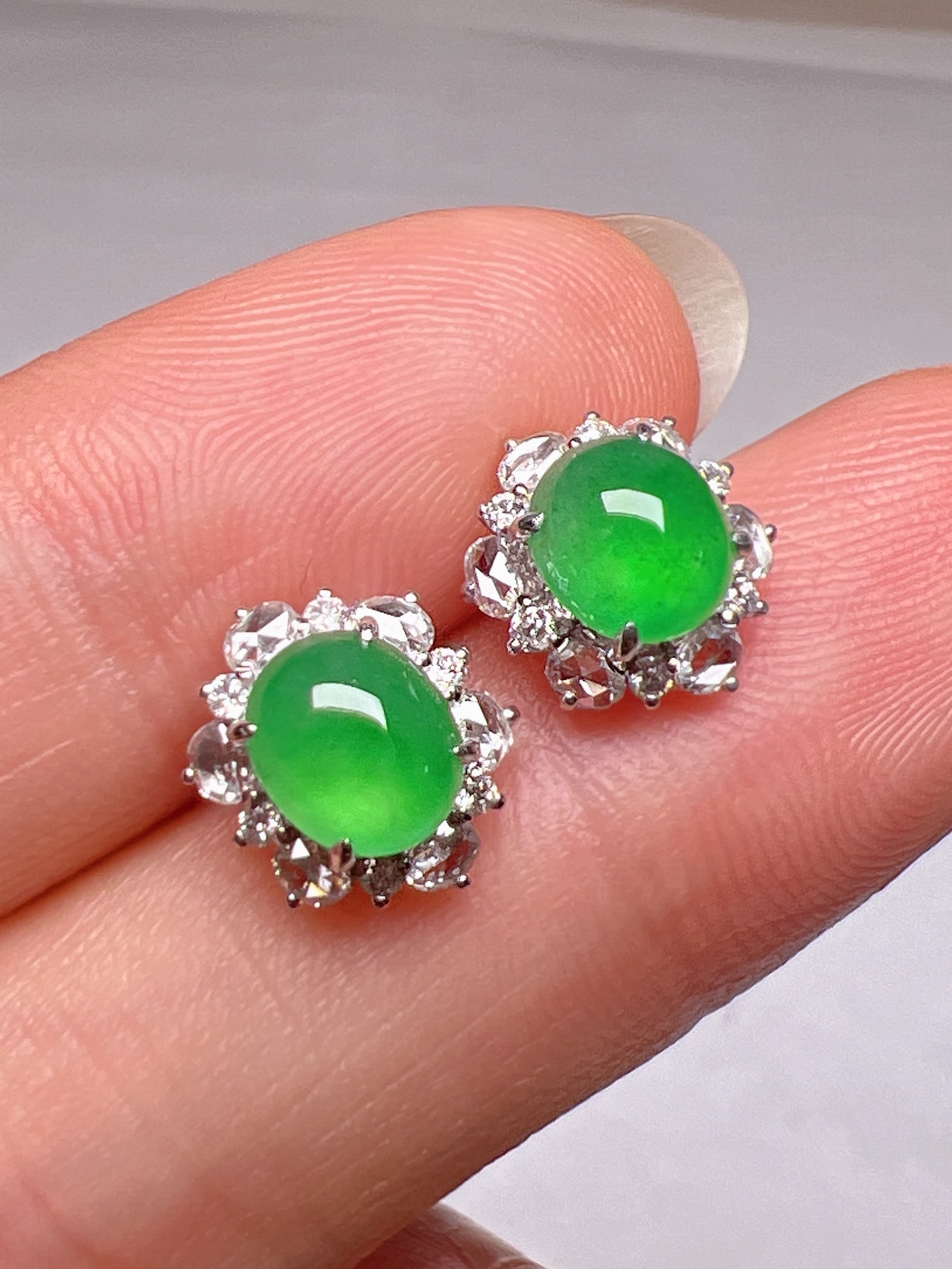 A Pair of Exquisite 18k Gold Diamond Inlaid Jadeite Earrings: A Pair of Exquisite 18k Gold Diamond Inlaid Jadeite Earrings,Size(Loose Stone):0.2inx0.2in 一对18k金钻镶嵌翡翠耳钉