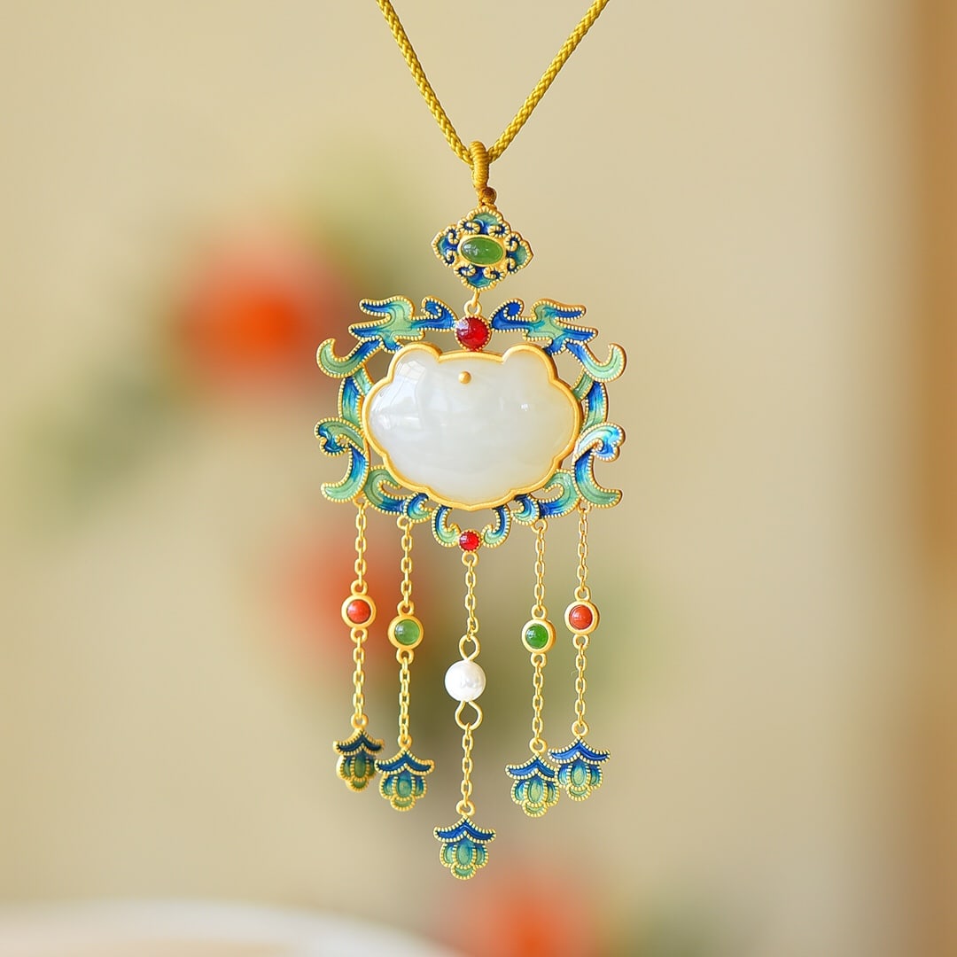 An Exquisite Sterling Silver Inlaid White Jade Necklace: An Exquisite Sterling Silver Inlaid White Jade Necklace 纯银镶白玉项链
