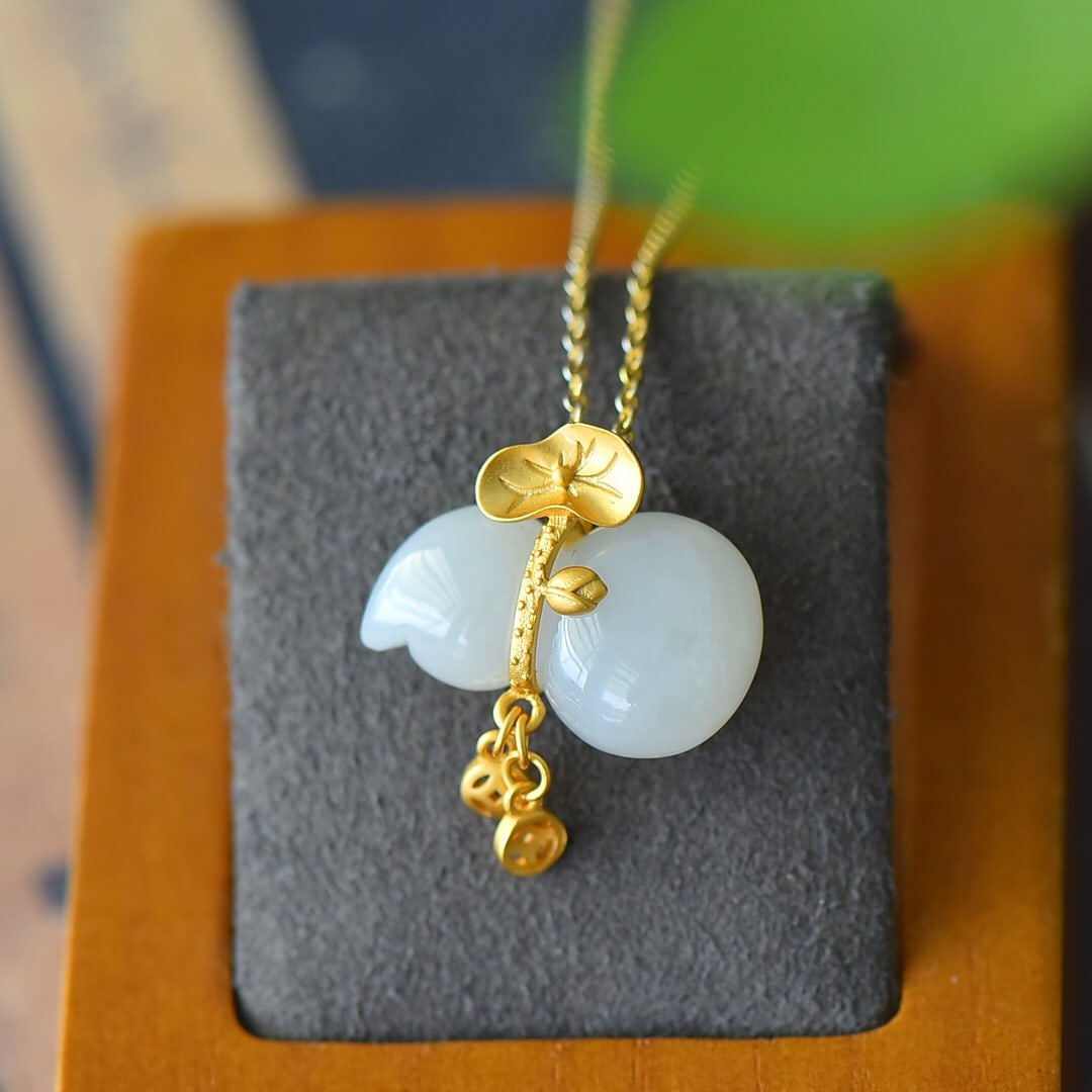 An Exquisite Sterling Silver-Gold Plated Inlaid White Jade Necklace: An Exquisite Sterling Silver-Gold Plated Inlaid White Jade Necklace,Size:0.8inx1in 纯银镀金镶白玉项链