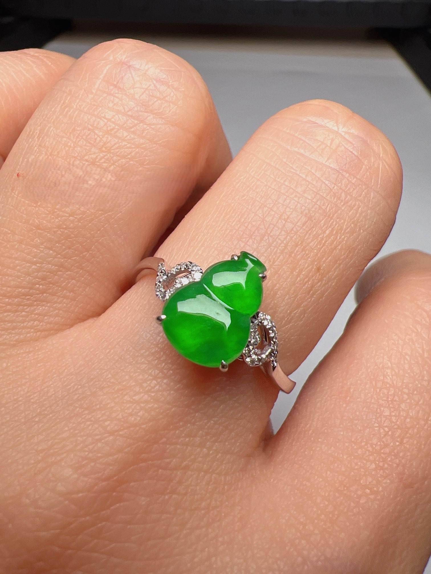 An Exquisite 18k Gold Diamond Inlaid Jadeite Ring: An Exquisite 18k Gold Diamond Inlaid Jadeite Ring,Size(Loose Stone):0.4inx0.3inx0.2in #14 18k金钻镶嵌翡翠戒指
