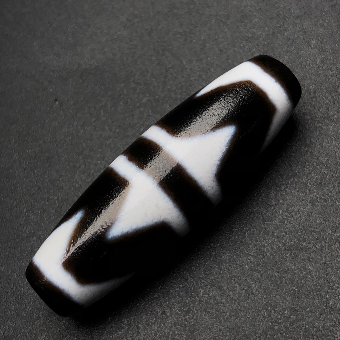 An Exquisite Dzi Bead Pendant: An Exquisite Dzi Bead Pendant,Size:1.5inx0.5in,Weight:8.1g 天珠挂件