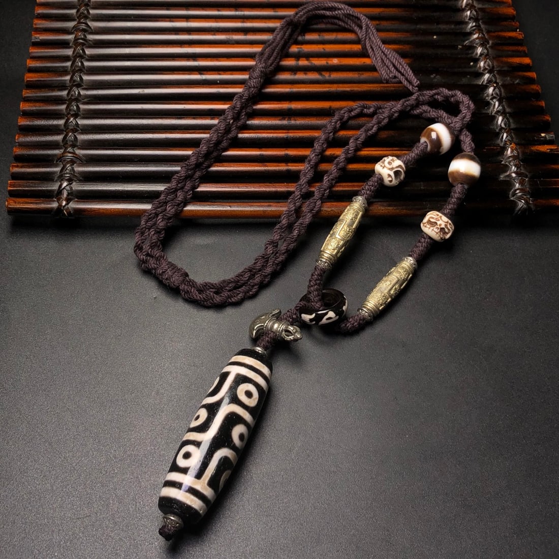 An Exquisite Dzi Bead Necklace: An Exquisite Dzi Bead Necklace,Size:2.2inx0.7in 天珠项链