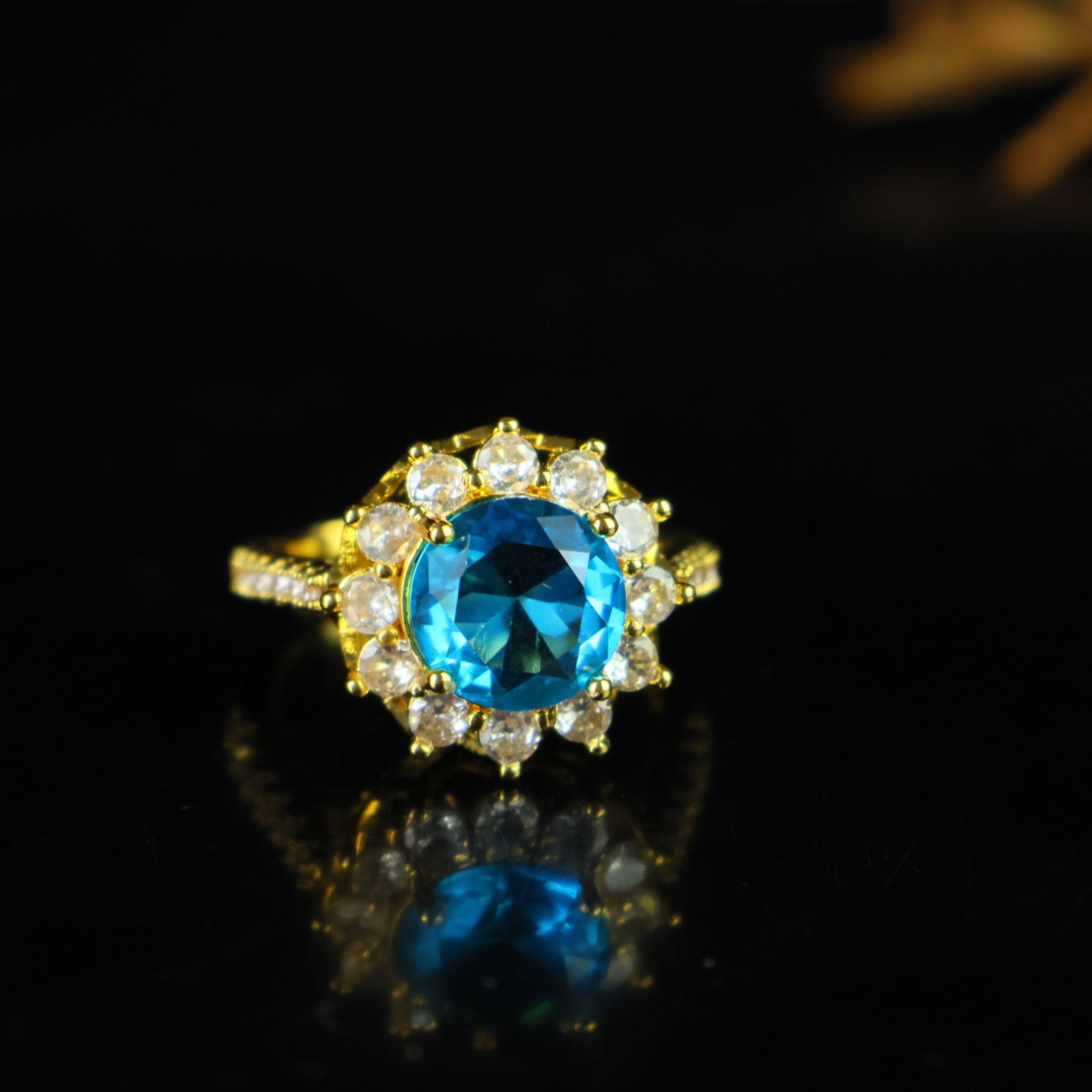 An Exquisite Ring: An Exquisite Ring,Size:0.4in 一个精美的戒指