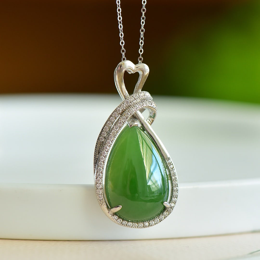 An Exquisite Sterling Silver Inlaid Jasper Pendant,Inlaid Diamond: An Exquisite Sterling Silver Inlaid Jasper Pendant,Inlaid Diamond 纯银镶碧玉项链,嵌钻石