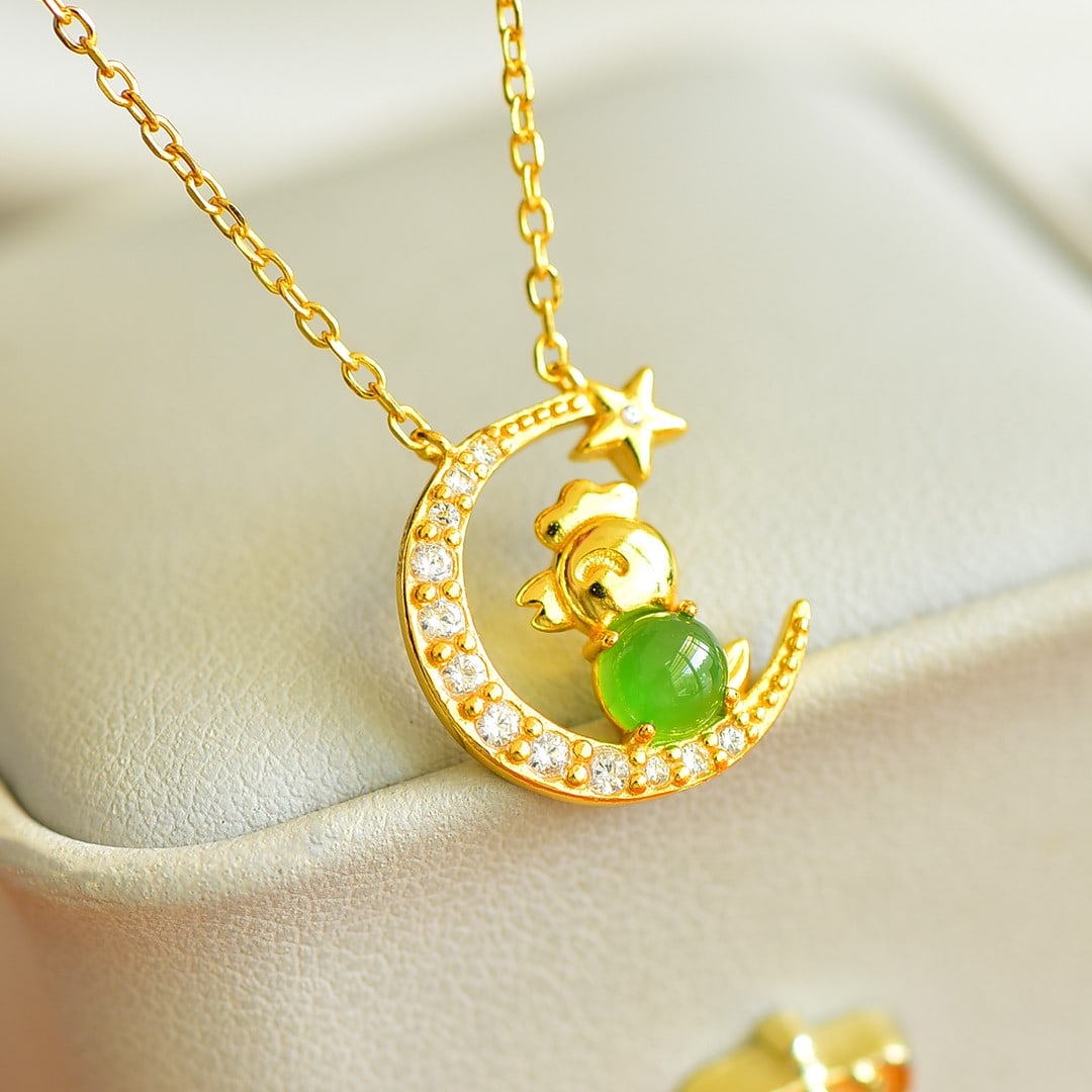 An Exquisite Sterling Silver-Gold Plated Inlaid Jasper Pendant , Inlaid Diamond: An Exquisite Sterling Silver-Gold Plated Inlaid Jasper Pendant , Inlaid Diamond , Size :0.2inx0.2in 纯银镀金镶碧玉吊坠,嵌钻石,&#