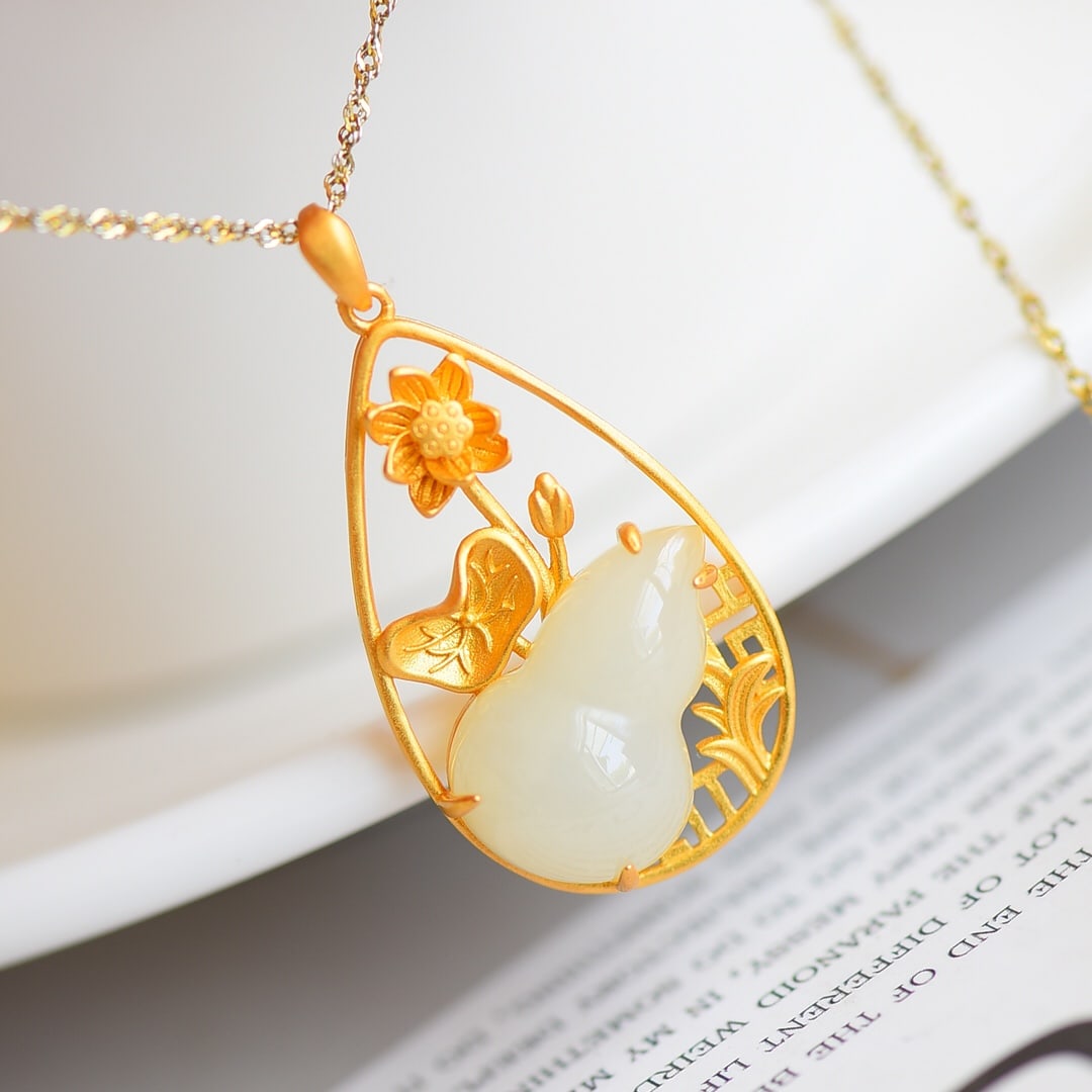 An Exquisite Sterling Silver-Gold Plated Inlaid Jasper Gourd Necklace: An Exquisite Sterling Silver-Gold Plated Inlaid Jasper Gourd Necklace,Size:0.5inx0.7in 纯银镀金镶碧玉葫芦项链