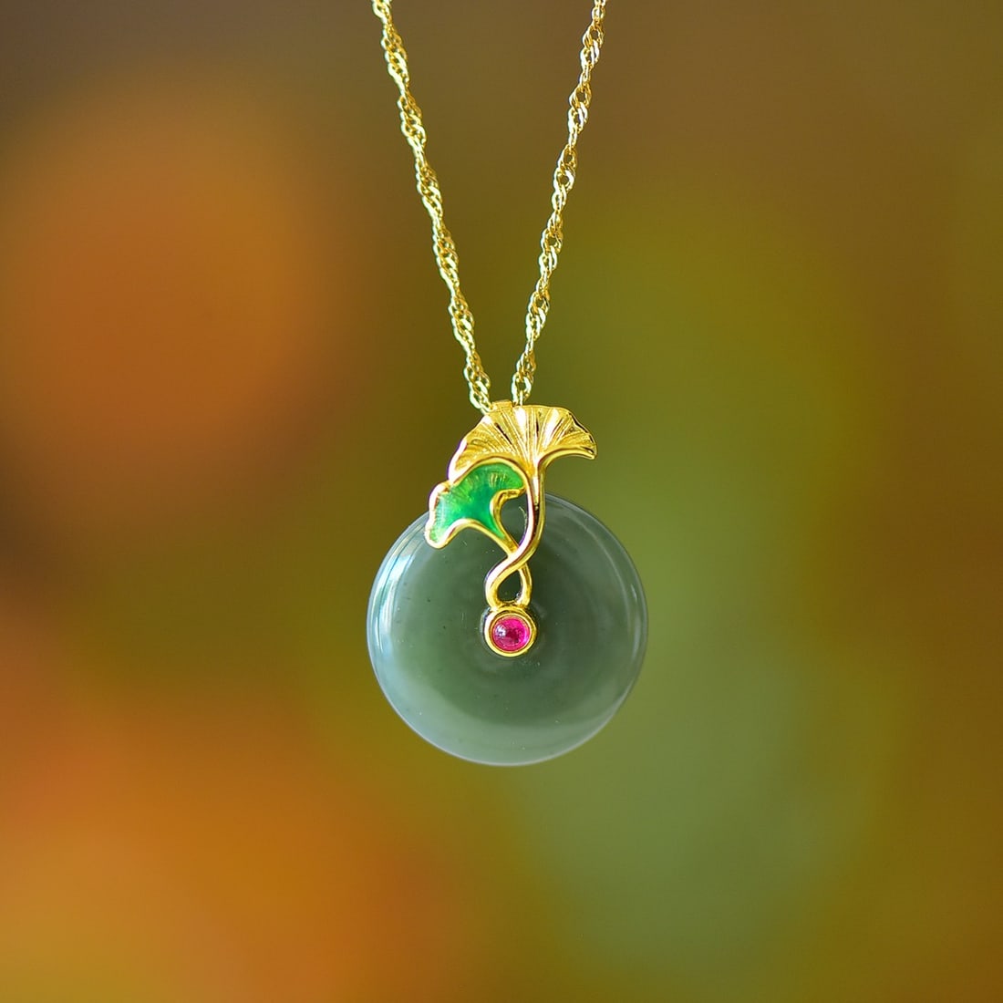 An Exquisite Sterling Silver-Gold Plated Inlaid Sapphire Pendant: An Exquisite Sterling Silver-Gold Plated Inlaid Sapphire Pendant,Size:0.7inx0.7in 纯银镀金镶青玉吊坠