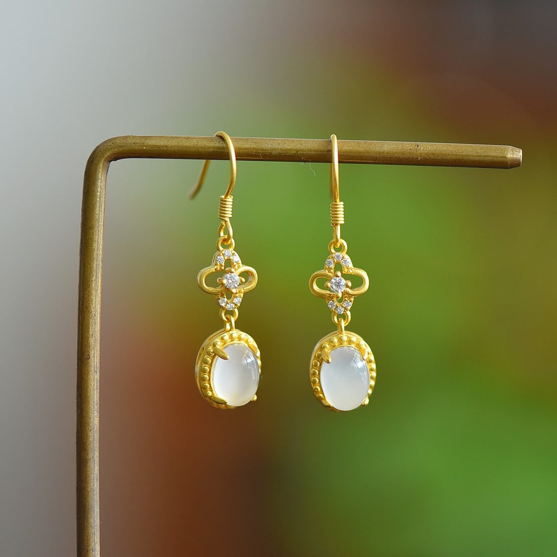 A Pair of Exquisite Sterling Silver-Gold Plated Inlaid White Agate Earrings,Inlaid Diamond: A Pair of Exquisite Sterling Silver-Gold Plated Inlaid White Agate Earrings,Inlaid Diamond,Size:0.2inx0.3in 一对纯银镀金镶白玛瑙耳