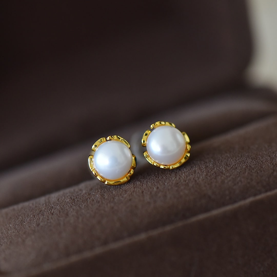 A Pair of Exquisite Sterling Silver-Gold Plated Inlaid Pearl Earrings: A Pair of Exquisite Sterling Silver-Gold Plated Inlaid Pearl Earrings,Size:0.2inx0.2in 一对纯银镀金镶珍珠耳环