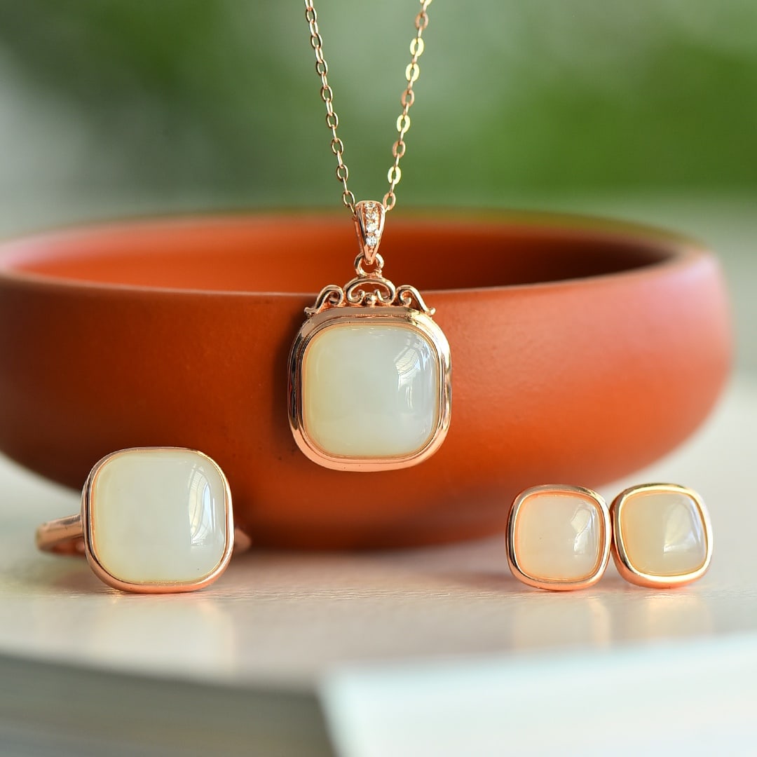 A Set of Fine Sterling Silver-Gold Plated Inlaid White Jade Jewelrys: A Set of Fine Sterling Silver-Gold Plated Inlaid White Jade Jewelrys, 一套纯银镀金镶白玉首饰