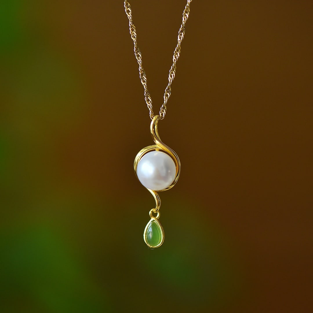 An Exquisite Sterling Silver-Gold Plated Inlaid Pearl Pendant, Inlaid Jasper: An Exquisite Sterling Silver-Gold Plated Inlaid Pearl Pendant, Inlaid Jasper,Size:0.3inx0.3in 纯银镀金镶珍珠吊坠，嵌碧玉