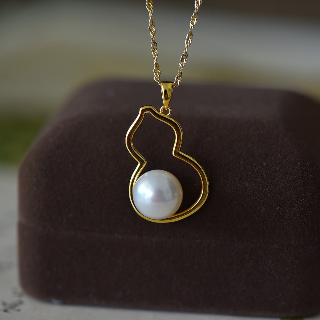 An Exquisite Sterling Silver-Gold Plated Inlaid Pearl Pendant: An Exquisite Sterling Silver-Gold Plated Inlaid Pearl Pendant,Size:0.4inx0.4in 纯银镀金镶珍珠项链