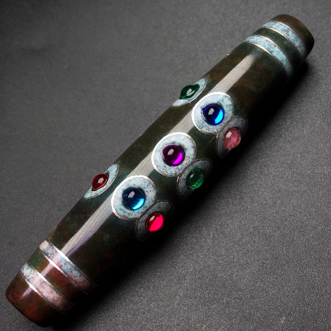 An Exquisite Dzi Bead Inlaid Silver Pendant,Inlaid Gems: An Exquisite Dzi Bead Inlaid Silver Pendant,Inlaid Gems,Size:3inx0.6in,Weight:27.6g 天珠嵌银挂件,嵌宝石