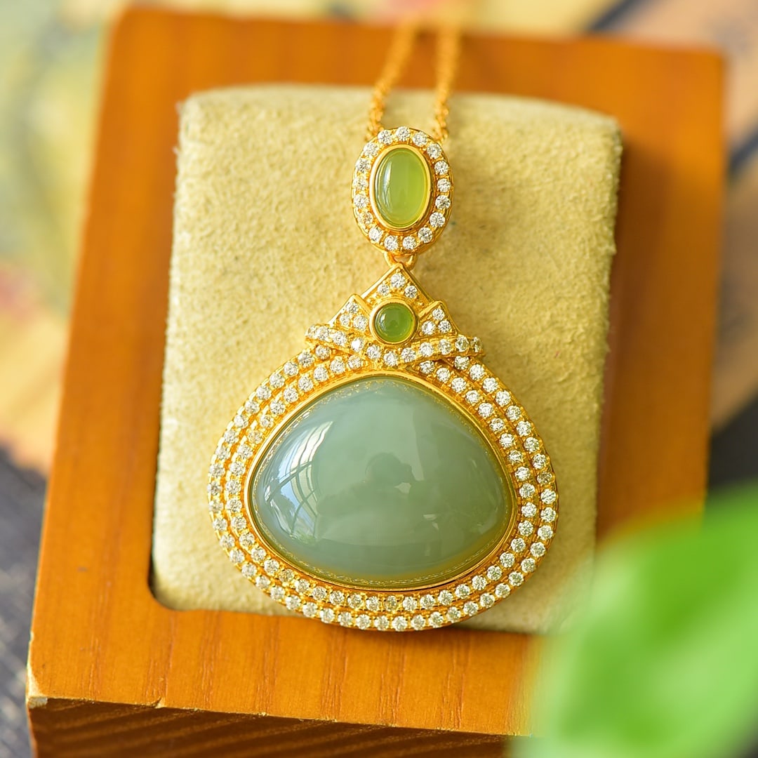 An Exquisite Sterling Silver-Gold Plated Inlaid Green Jade Necklace,Inlaid Diamond: An Exquisite Sterling Silver-Gold Plated Inlaid Green Jade Necklace,Inlaid Diamond,Size:1.1inx1.6in 纯银镀金镶青玉项链,嵌钻石