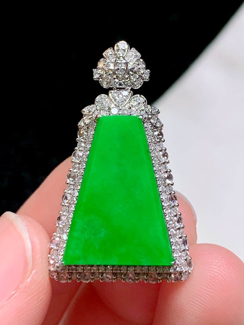 An Exquisite 18k Gold Diamond Inlaid Jadeite Pendant: An Exquisite 18k Gold Diamond Inlaid Jadeite Pendant,Size(Loose Stone):0.7inx0.5in 18k金钻镶嵌翡翠吊坠