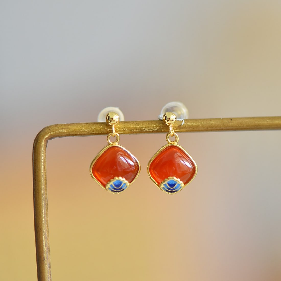 A Pair of Exquisite Sterling Silver-Gold Plated Inlaid Agate Earrings: A Pair of Exquisite Sterling Silver-Gold Plated Inlaid Agate Earrings,Size:0.3inx0.3in 一对纯银镀金镶玛瑙耳环